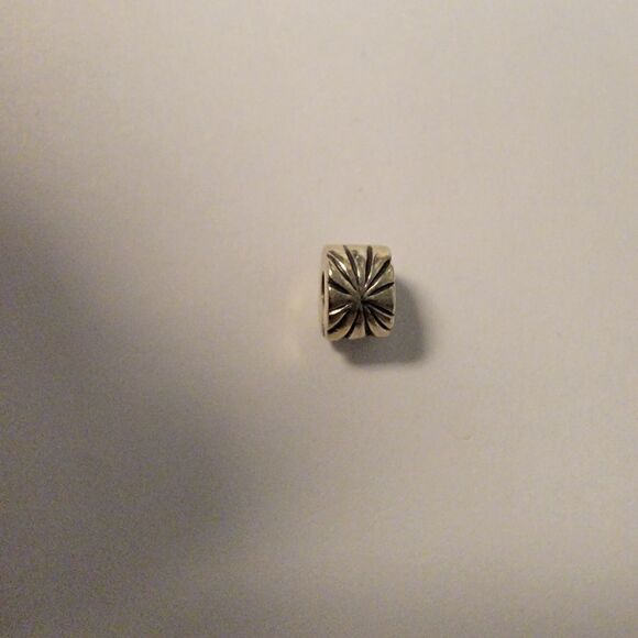 Authentic PANDORA Sunburst Clip .925 - Picture 2 of 3